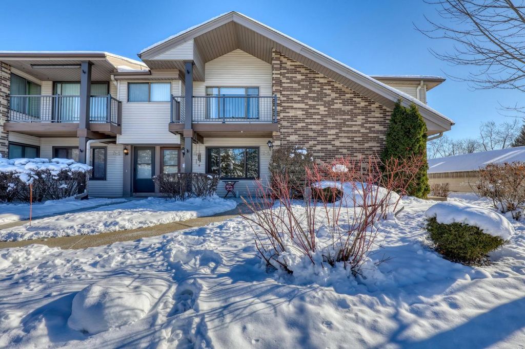 W176N9734 Riversbend CIRCLE E, Germantown, WI 53022