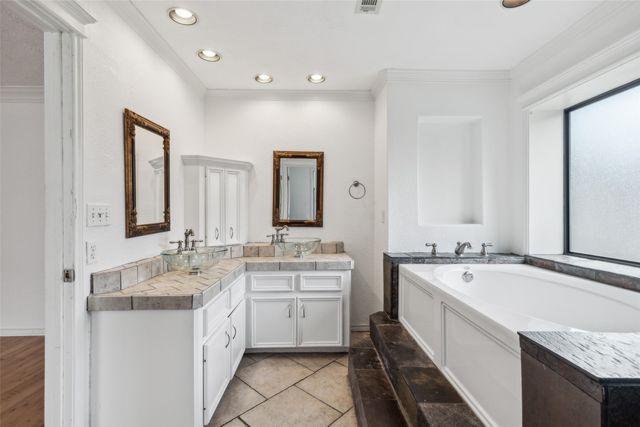 1107 Port Au Prince Drive, Arlington, TX 76012
