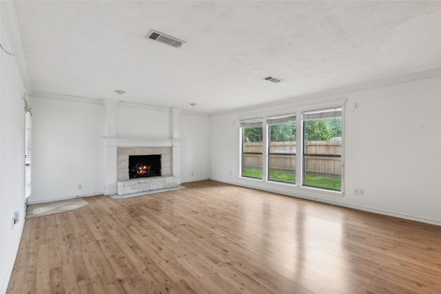 1107 Port Au Prince Drive, Arlington, TX 76012