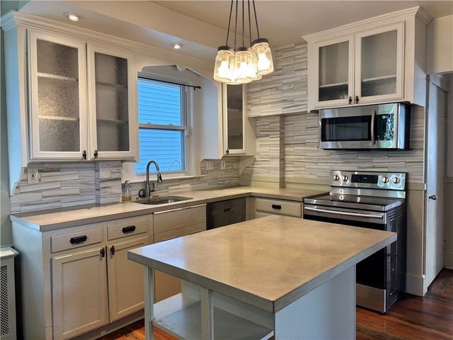 5 Ellwood Place, Newport, RI 02840