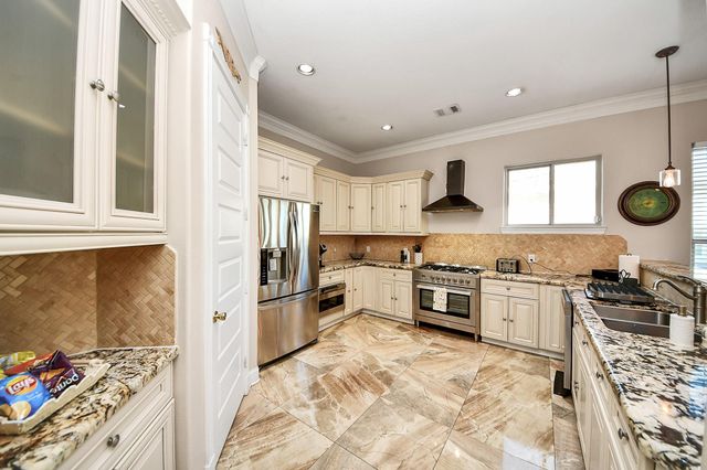 615 29th Street, Dickinson, TX 77539