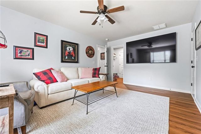 5455 Fishermans Cove, Gainesville, GA 30506
