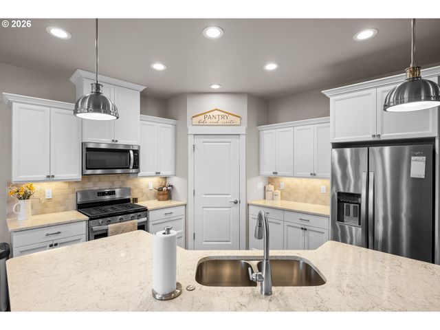 832 SAND PINES Ave, Sutherlin, OR 97479