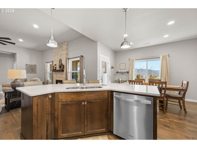 832 SAND PINES Ave, Sutherlin, OR 97479