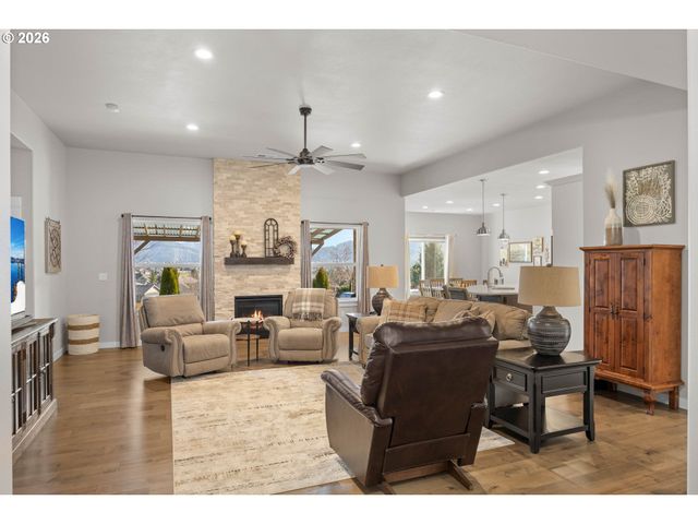 832 SAND PINES Ave, Sutherlin, OR 97479