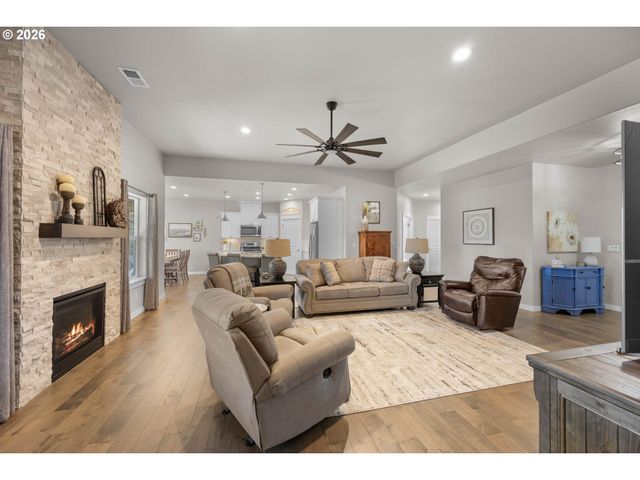 832 SAND PINES Ave, Sutherlin, OR 97479