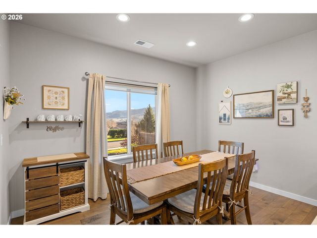 832 SAND PINES Ave, Sutherlin, OR 97479