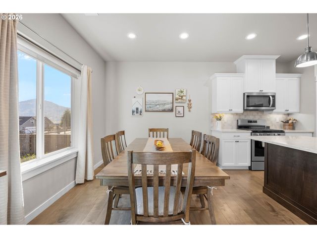 832 SAND PINES Ave, Sutherlin, OR 97479