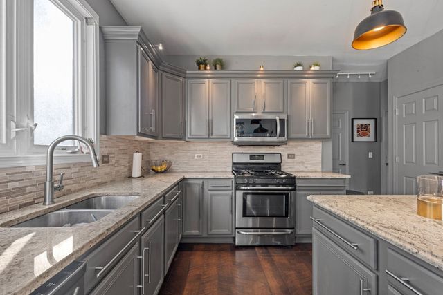 517 Meadowwood Lane, Oswego, IL 60543