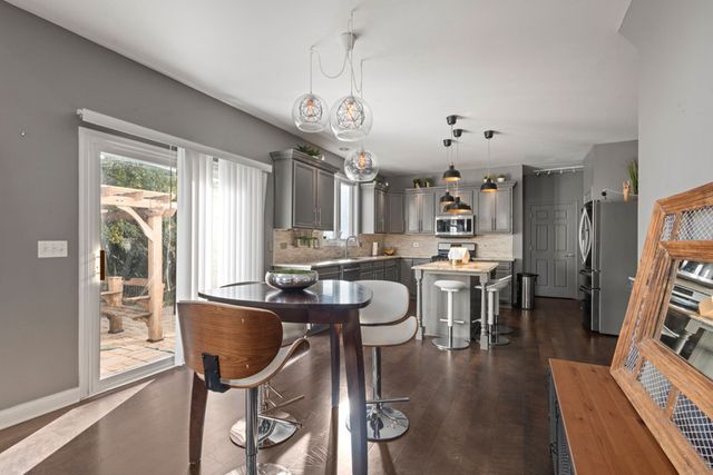 517 Meadowwood Lane, Oswego, IL 60543