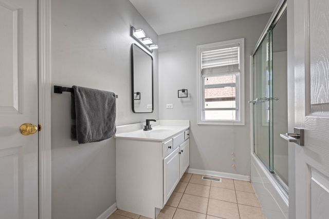 517 Meadowwood Lane, Oswego, IL 60543