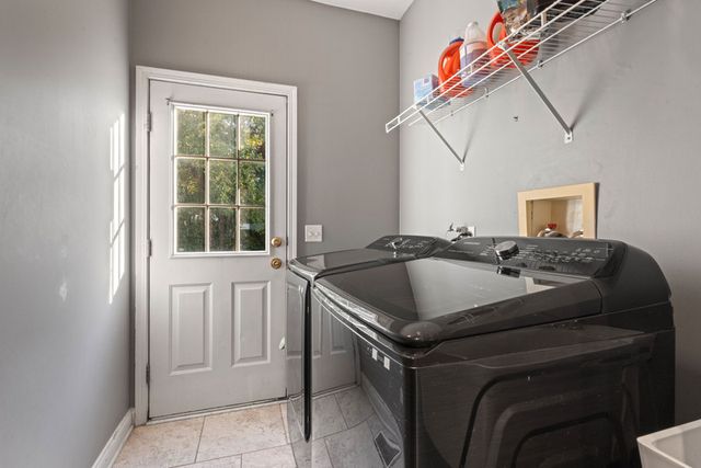 517 Meadowwood Lane, Oswego, IL 60543