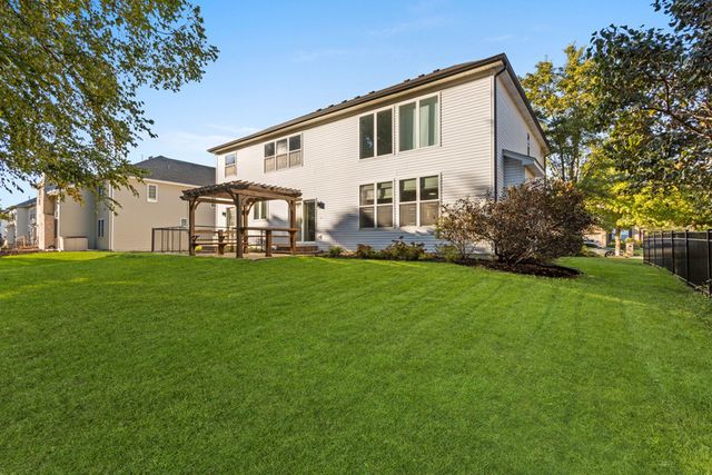 517 Meadowwood Lane, Oswego, IL 60543