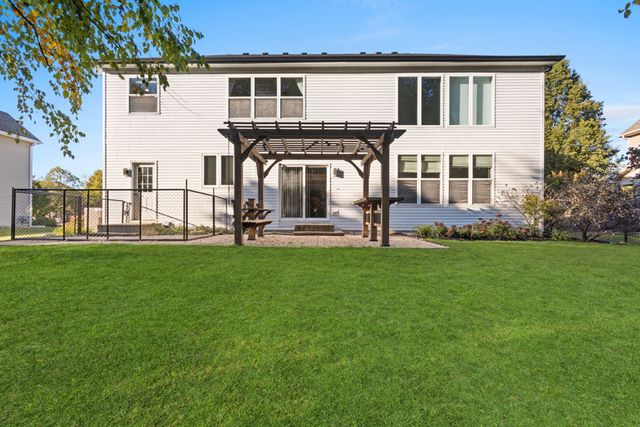 517 Meadowwood Lane, Oswego, IL 60543