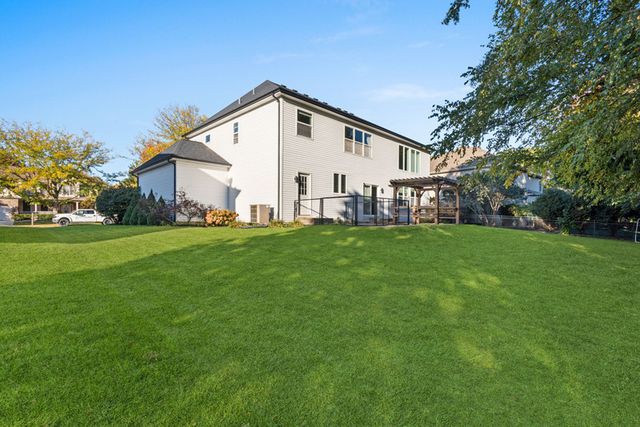 517 Meadowwood Lane, Oswego, IL 60543