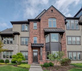 694 Parkside Court, Libertyville, IL 60048