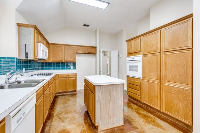 5673 Rockport Lane, Haltom City, TX 76137