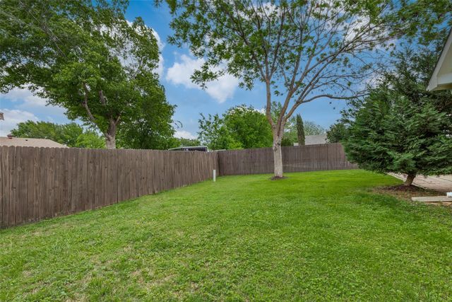 5673 Rockport Lane, Haltom City, TX 76137