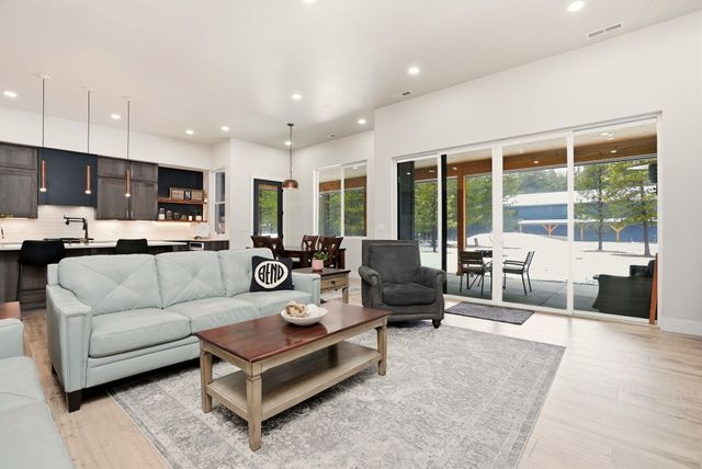 55401 Heierman Drive, Bend, OR 97707