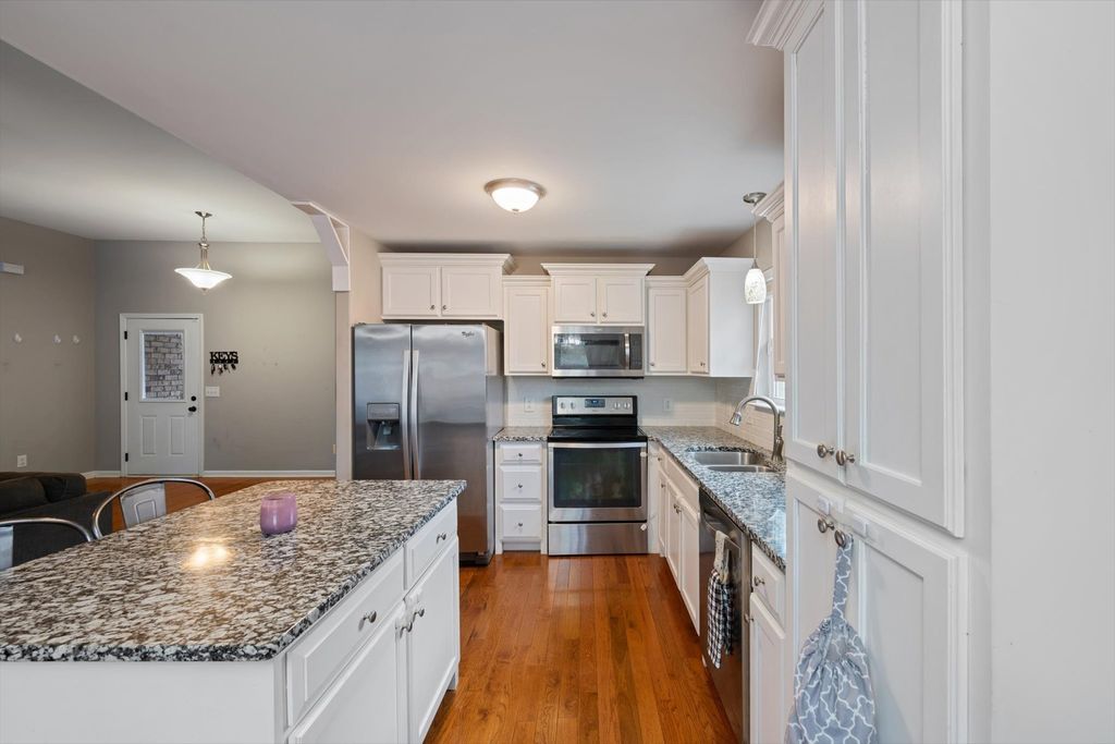 406 Hobbs Dr, White House, TN 37188