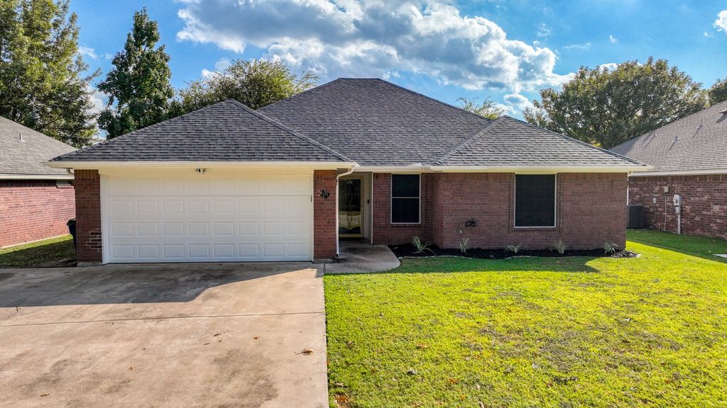 721 Lisa Street, Burleson, TX 76028