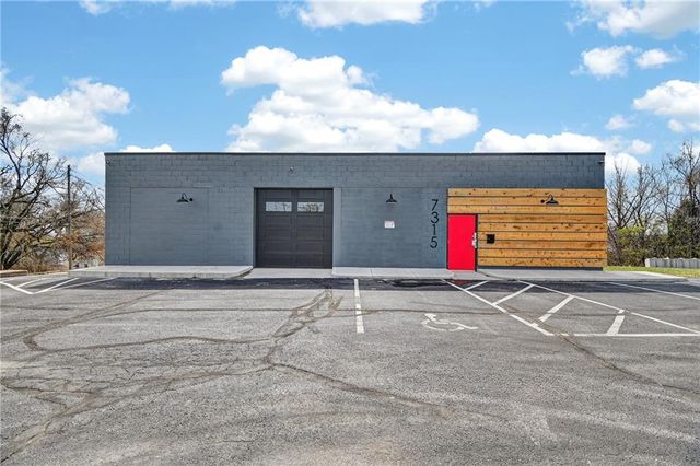 7315 Sni A Bar Road, Kansas City, MO 64129