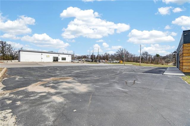 7315 Sni A Bar Road, Kansas City, MO 64129