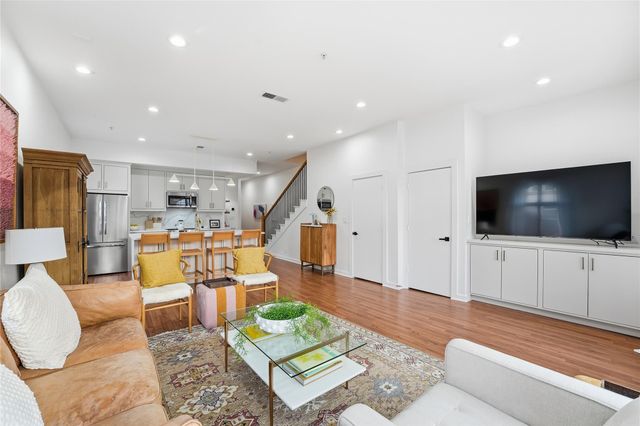 806 Jackson Hill Street 201, Houston, TX 77007