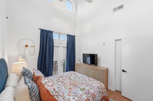 806 Jackson Hill Street 201, Houston, TX 77007