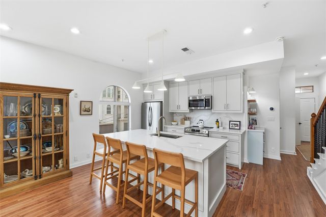 806 Jackson Hill Street 201, Houston, TX 77007