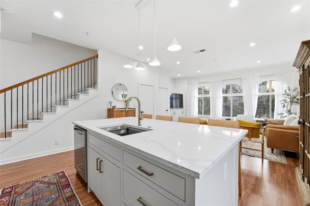 806 Jackson Hill Street 201, Houston, TX 77007