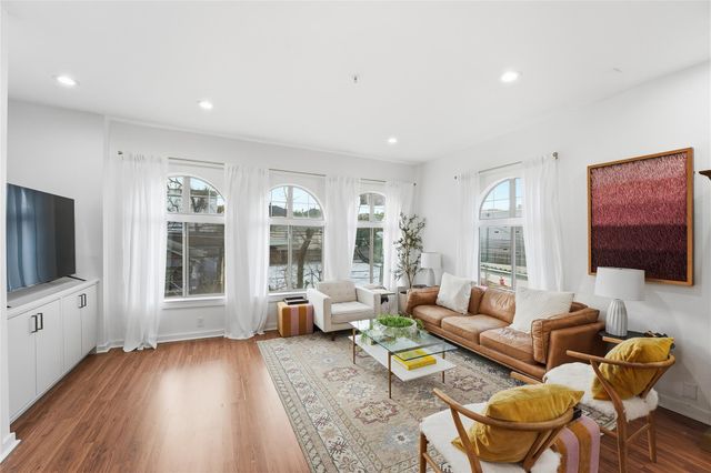 806 Jackson Hill Street 201, Houston, TX 77007