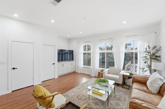 806 Jackson Hill Street 201, Houston, TX 77007