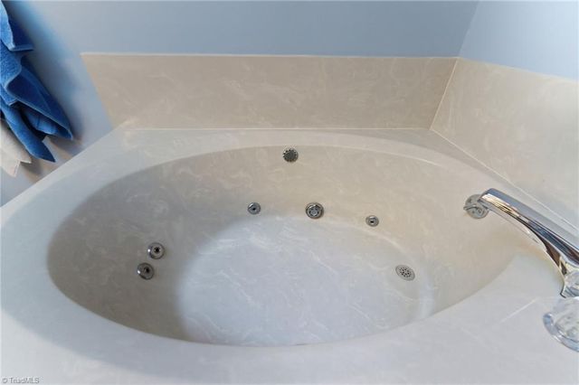 812 Wood Dale Drive, Kernersville, NC 27284