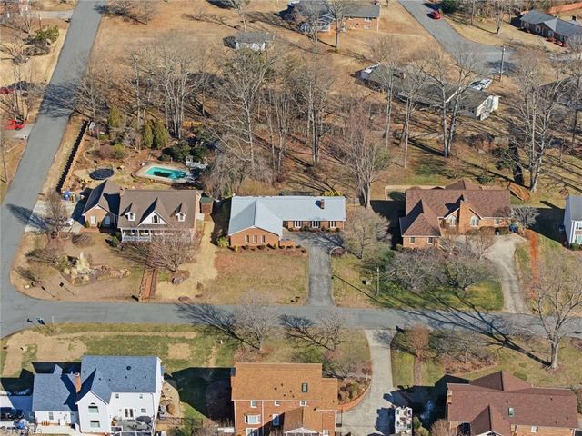 812 Wood Dale Drive, Kernersville, NC 27284