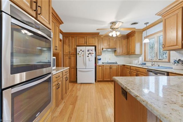 812 Wood Dale Drive, Kernersville, NC 27284