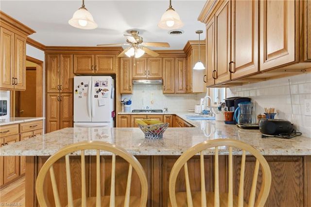 812 Wood Dale Drive, Kernersville, NC 27284