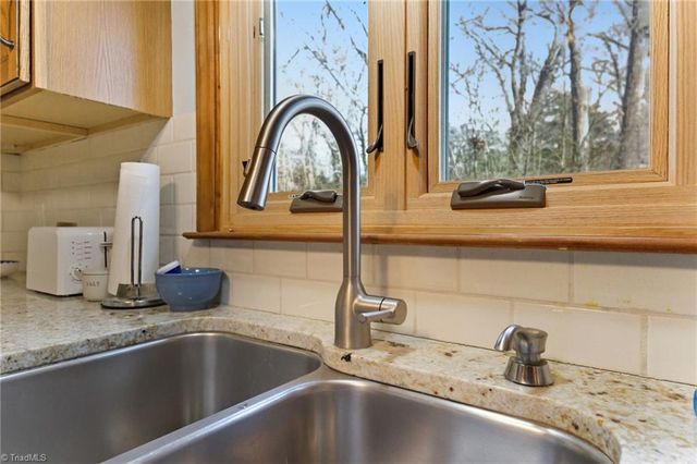 812 Wood Dale Drive, Kernersville, NC 27284