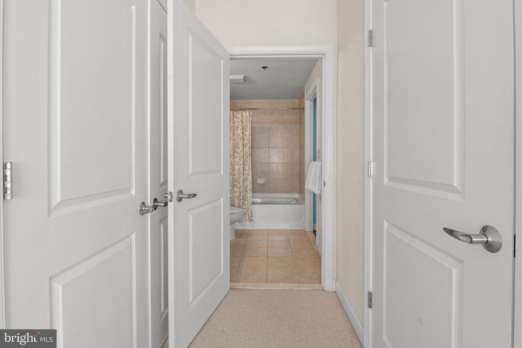 Image 10 of property listing at 5750 BOU AVE #1004, Rockville, MD 20852