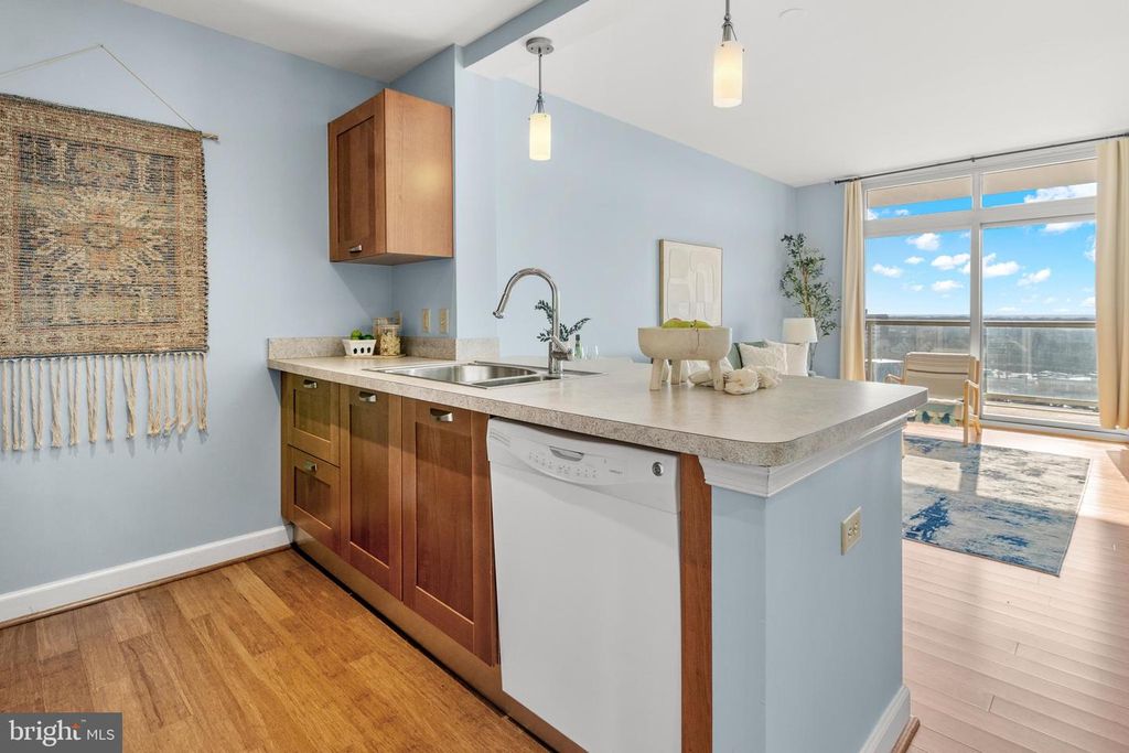 Image 6 of property listing at 5750 BOU AVE #1004, Rockville, MD 20852