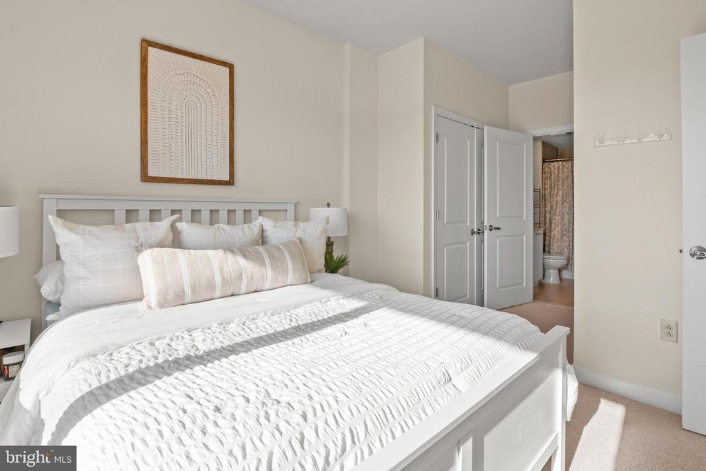 Image 9 of property listing at 5750 BOU AVE #1004, Rockville, MD 20852