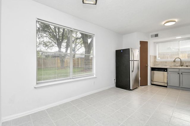 1111 W Brompton Drive, Pearland, TX 77584