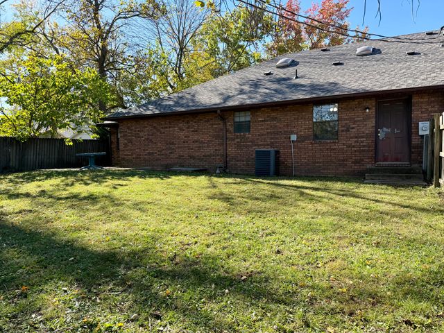 1018 S Lillian Avenue, Bolivar, MO 65613