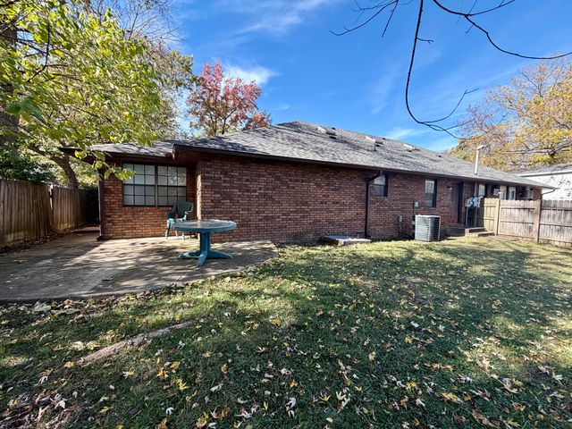 1018 S Lillian Avenue, Bolivar, MO 65613