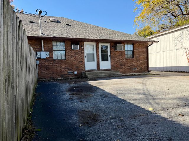 1018 S Lillian Avenue, Bolivar, MO 65613