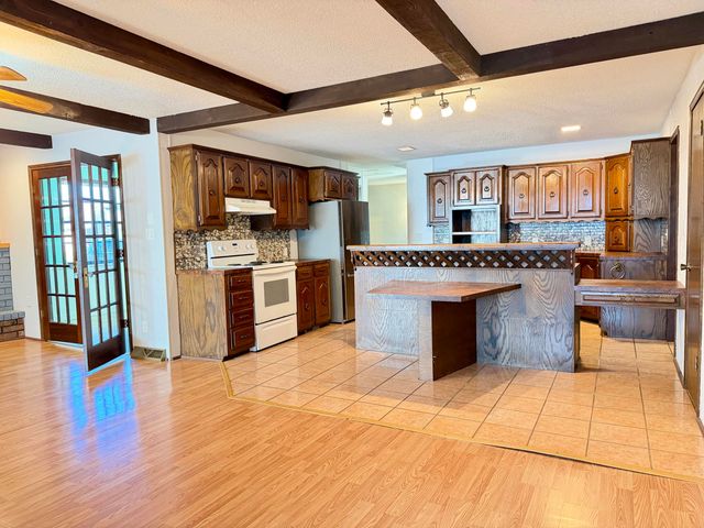 1018 S Lillian Avenue, Bolivar, MO 65613