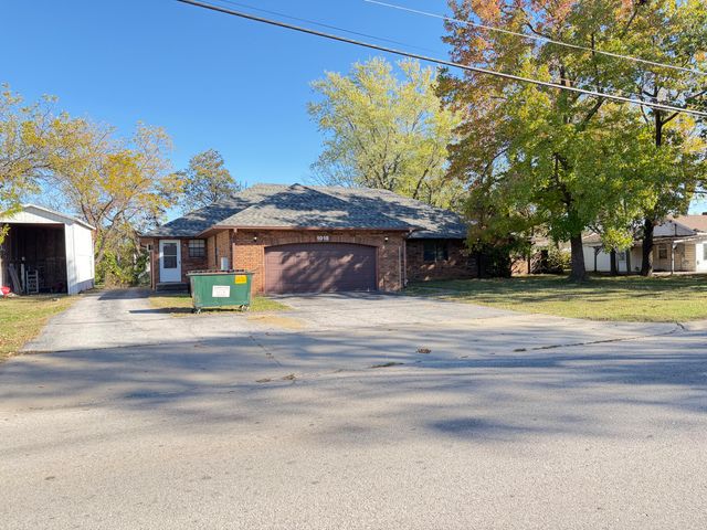 1018 S Lillian Avenue, Bolivar, MO 65613