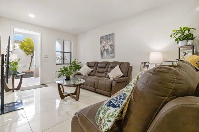 10268 NW 88th Ter, Doral, FL 33178