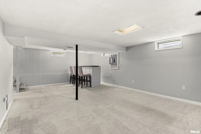 2208 W KENSINGTON Drive, Peoria, IL 61614