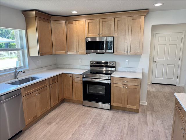 6024 12TH STREET, Zephyrhills, FL 33542